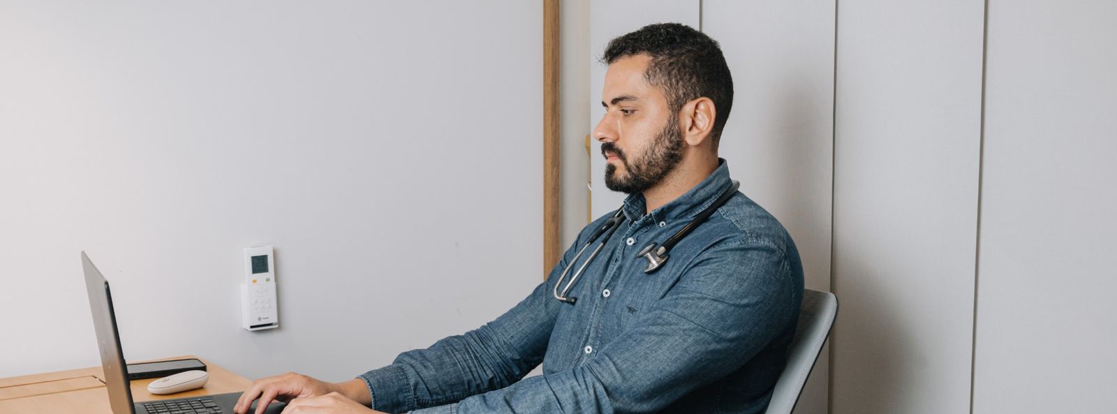 Dr. Hugo Benchimol Ferraz no consultório, durante um atendimento.