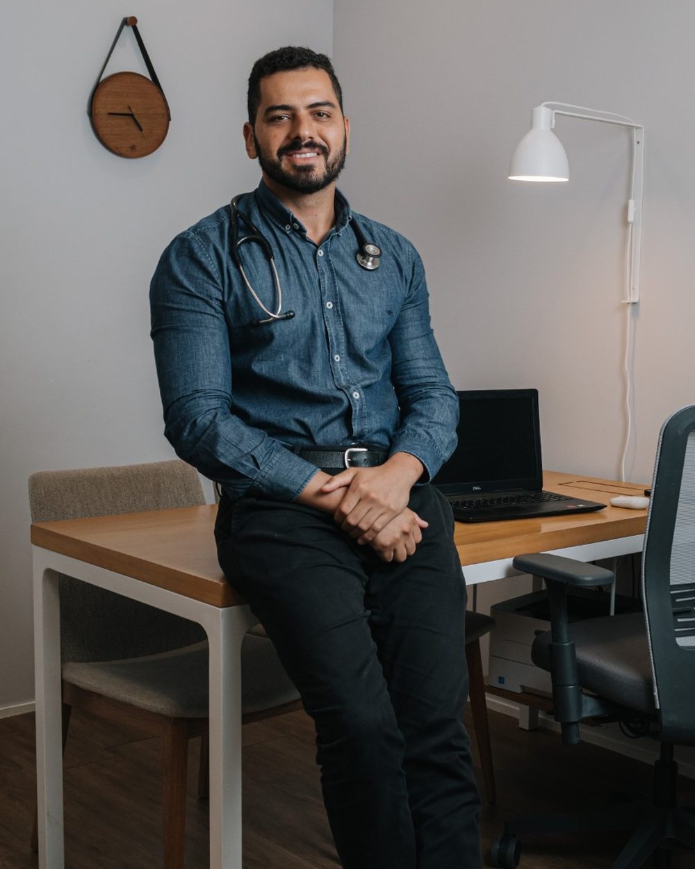 Dr. Hugo Benchimol Ferraz no consultório.