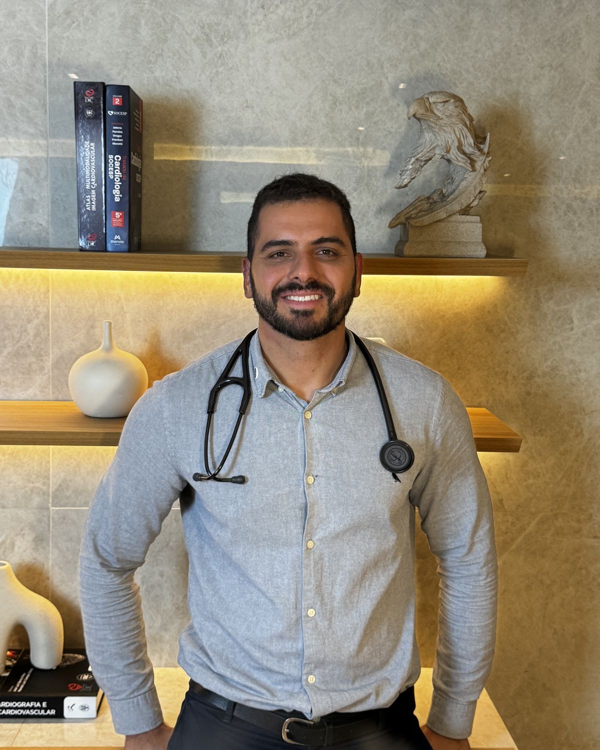 Dr. Hugo Benchimol Ferraz, cardiologista, no consultório.